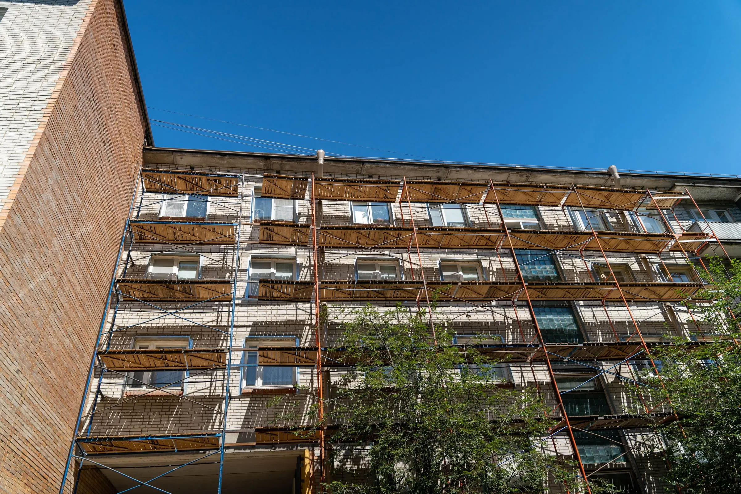 Reparación de cornisas y balcones en la fachada de un edificio de viviendas en Madrid
